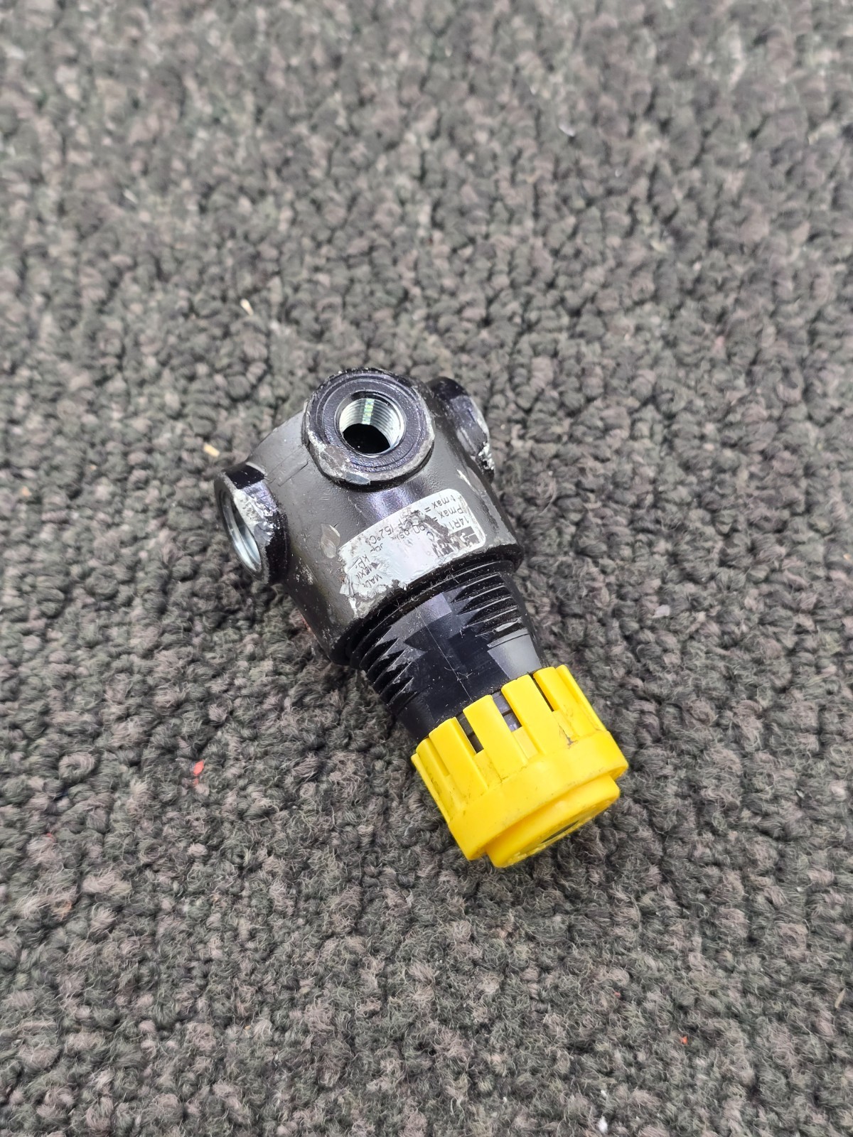 Parker 14R113FC: Miniature Air Pressure Regulator 300 PSI 1/4" NPT Yellow Knob
