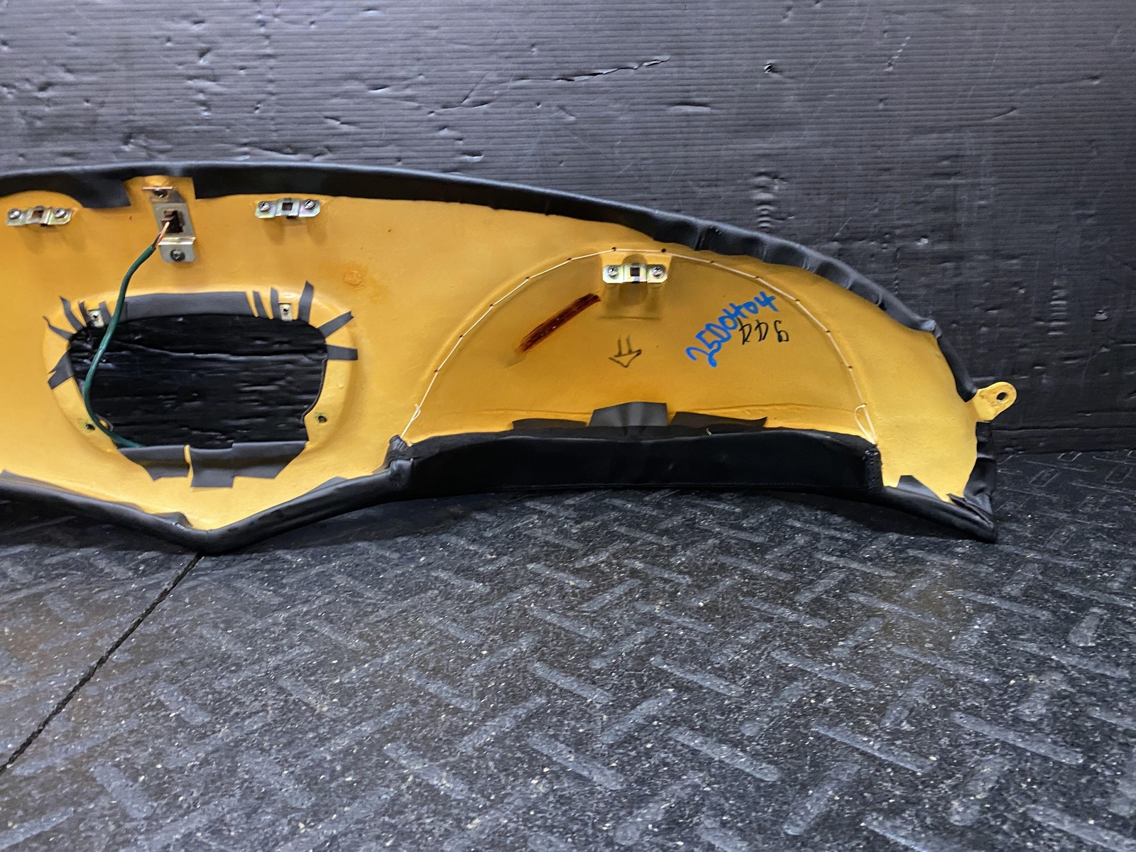 02-06 MASERATI SPYDER UPPER DASH PAD BLACK LEATHER