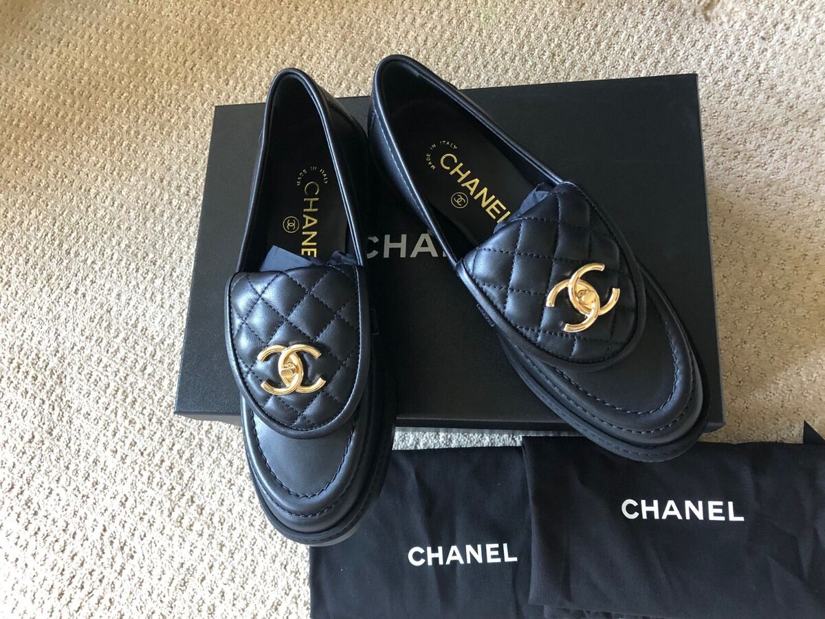 NEW CHANEL Size 37EU Black Quilted Flap Turnlock Gold CC NEW CHANEL Size 37EU Black Quilted Flap Turnlock Gold CC