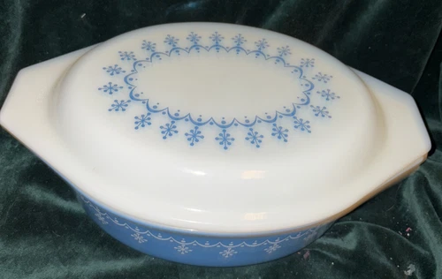 MCM PYREX 043 1 1/2 Qt Turquoise with White Snowflake Garland Vintage Lid + Dish