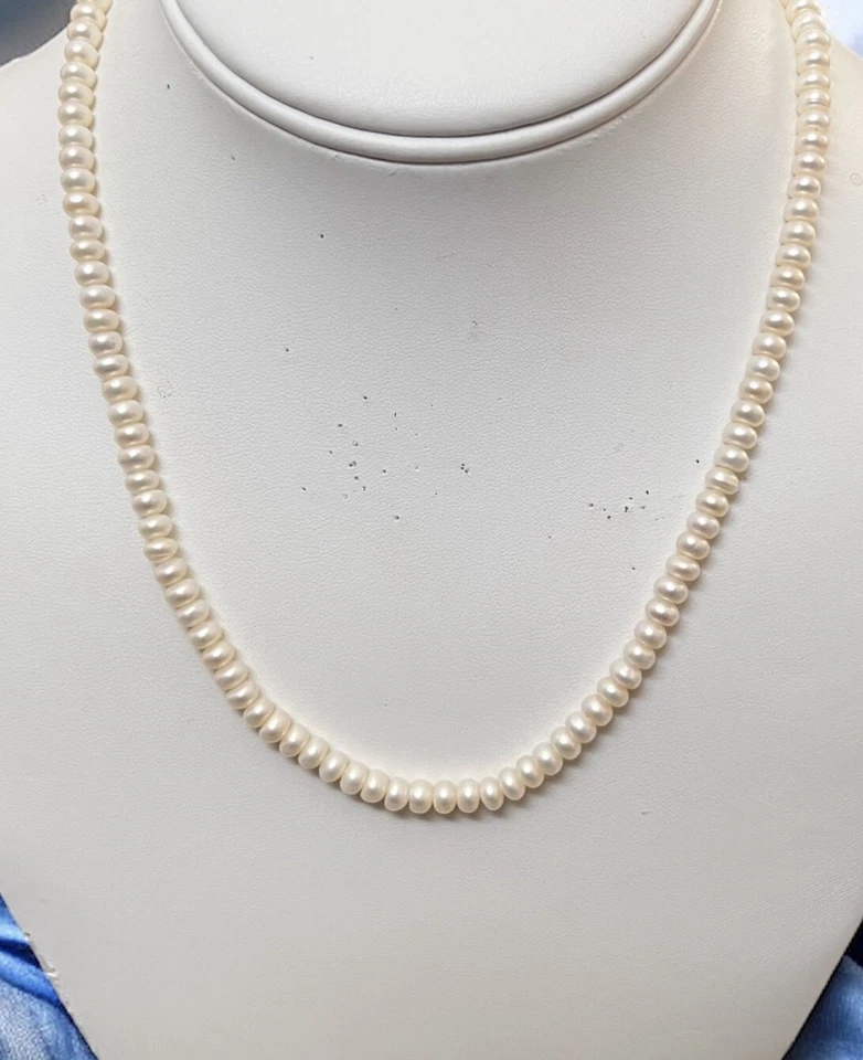 "Collar de perlas blancas apilado con broche de oro de 10k firmado de colección de 4,1 mm 17 3/4"""