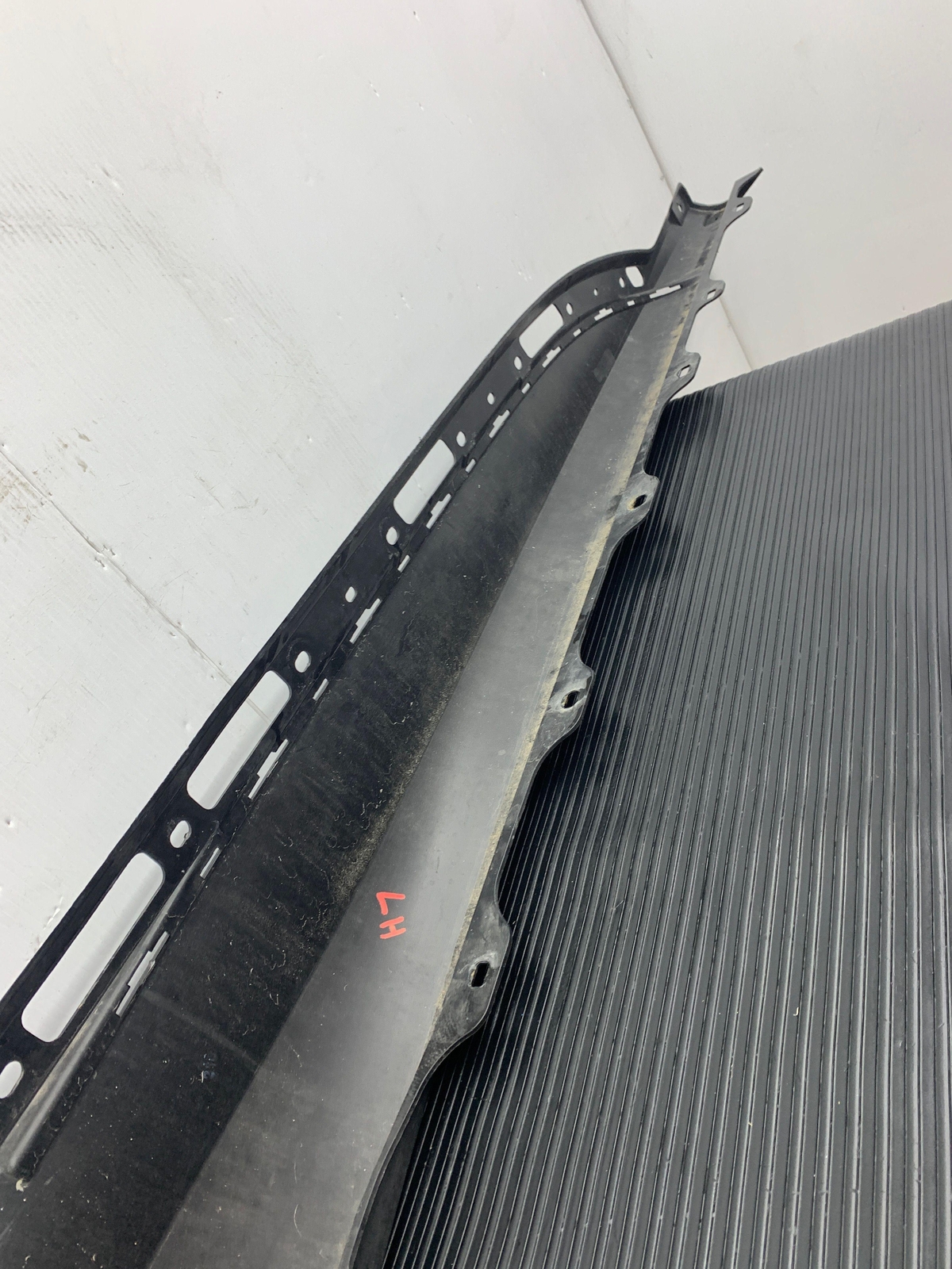 2017 BMW I8 OEM LEFT DRIVER SIDE ROCKER PANEL MOULDING | BLACK
