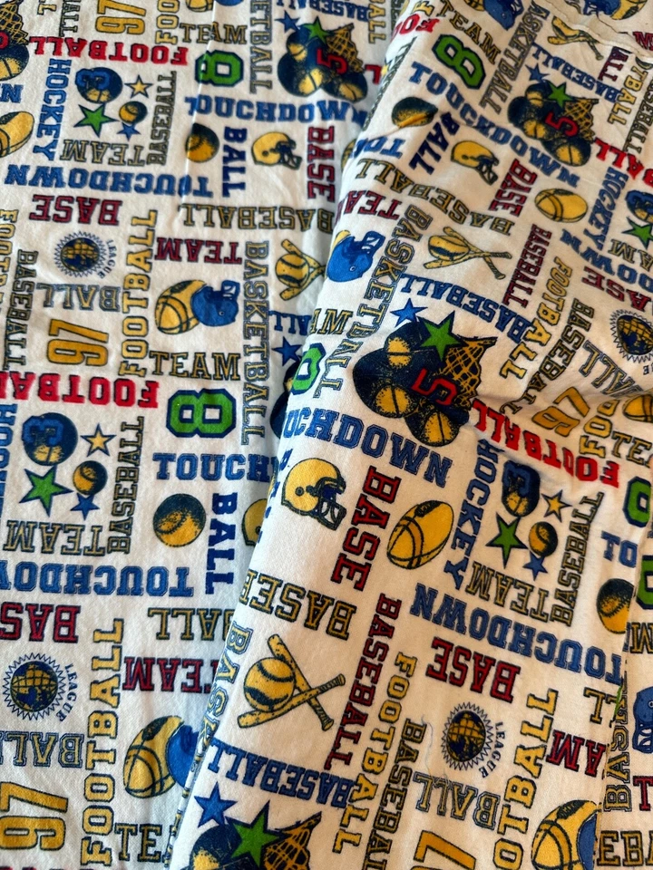 REMANENTE DE TELA DE FRANELA DEPORTIVA TEMA FÚTBOL BÉISBOL HOCKEY 44" X 80" Foto 2 de 2