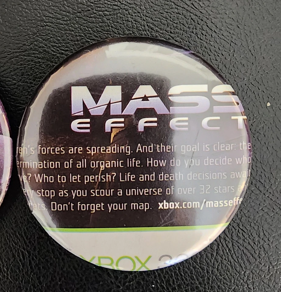 Lote de 2 pines botones para videojuegos. Mass Effect. Xbox 360. Hecho a mano. Vintage. Foto 3 de 4