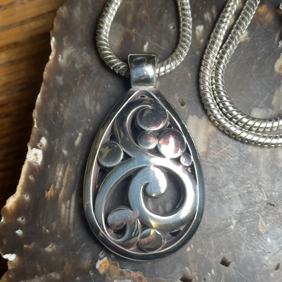 "Collar colgante Brighton Contempo tono plata pergamino 18"" ajustable" Foto 2 de 4