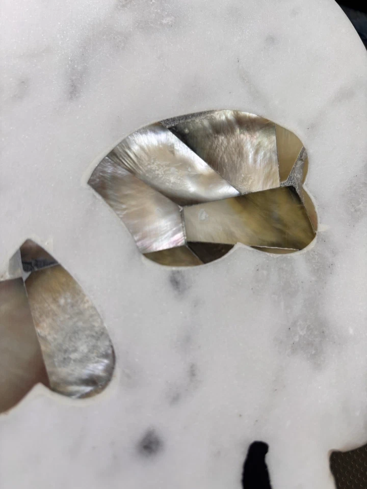 Placa de charcutaria caveira de Halloween mármore com madrepérola embutida e abalone - Imagem 4 de 4