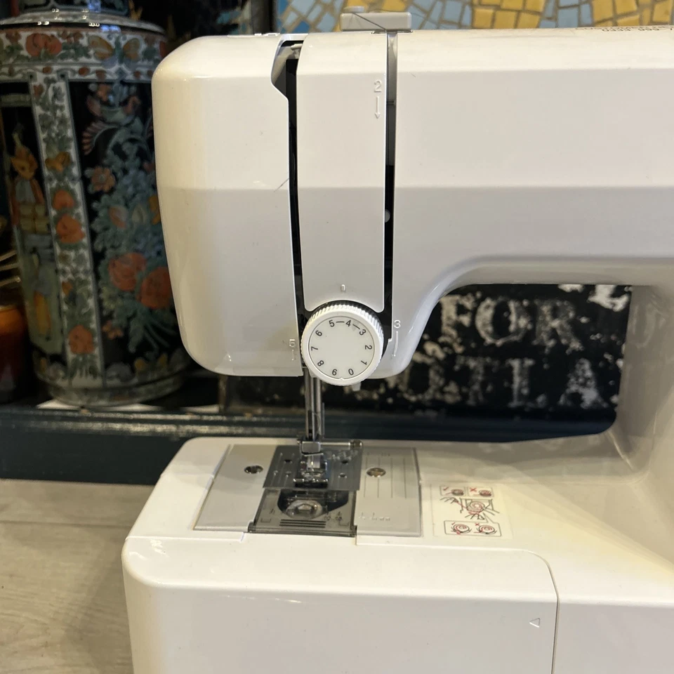 Brother LS14S Nähmaschine mit Metallgehäuse, 43,9 x 18,9 x 36 cm weiß - Bild 3 von 4