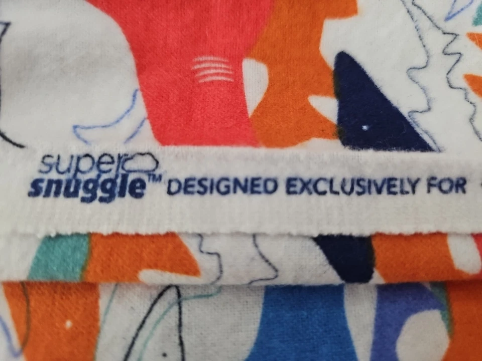 Tela Joann Super Acurrucada Algodón Franela Multicolor Tema Tiburón 40"W x 34"L Foto 4 de 4