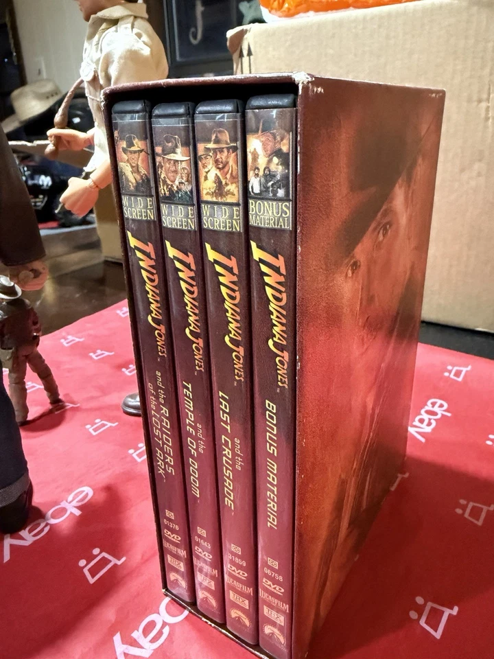 Lote de 3 figuras y pantalla ancha de Indiana Jones - Mutt Williams conjunto de 4 DVDs Foto 3 de 4
