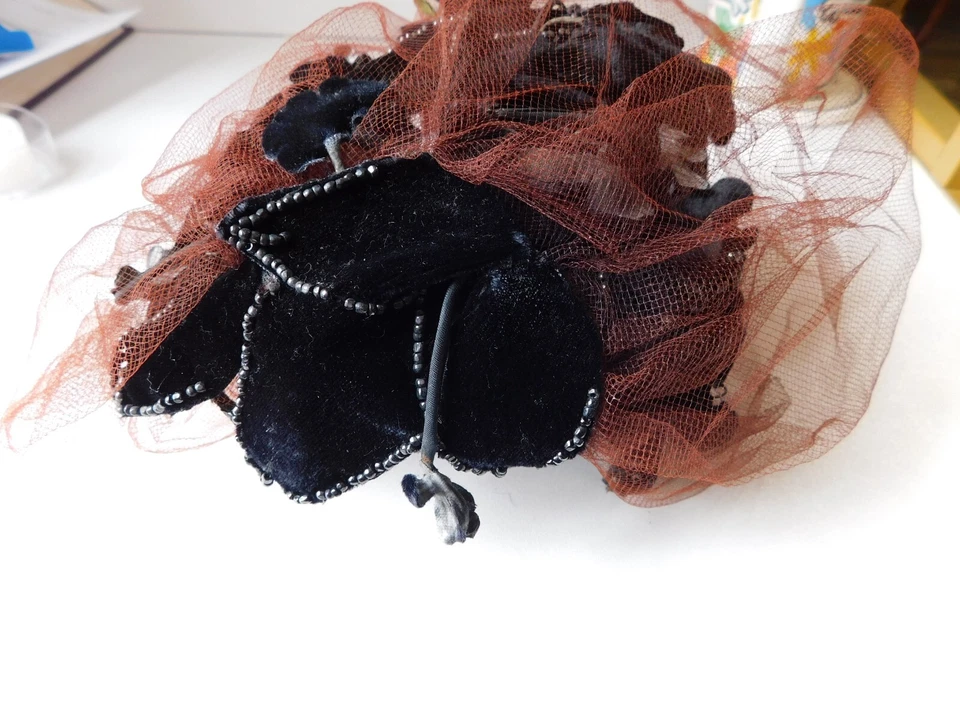 Gorra calavera con cuentas vintage de terciopelo negro para damas con tul usada Foto 4 de 4