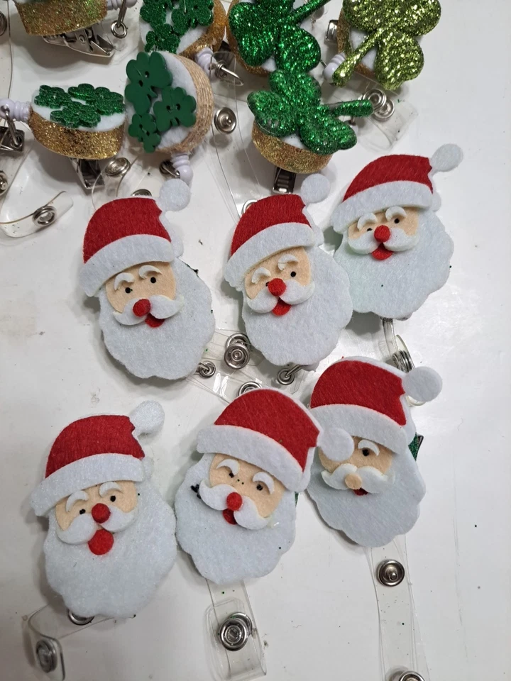 Venta al por mayor lote de 45 carretes de insignia retráctiles decorados varios y 49 accesorios Foto 2 de 4