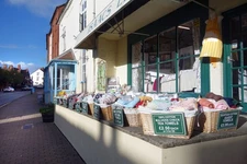 Photo A3 Isaacs Linens, The Homend, Ledbury A traditional outdoor shopfr c2021