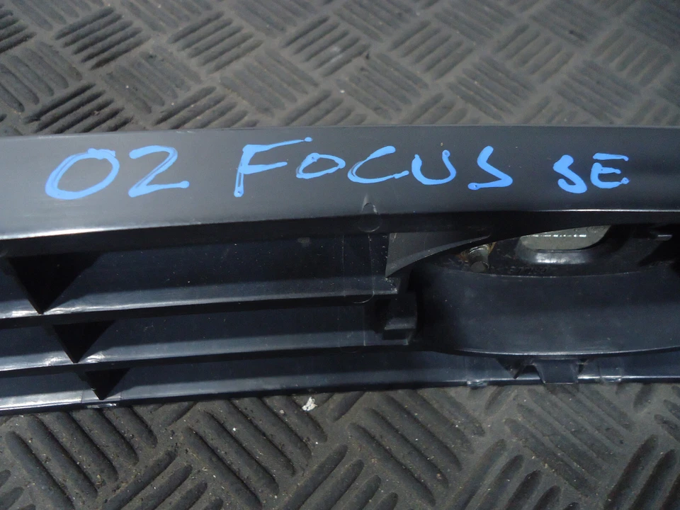 Ford Focus SE 2002 sedán parrilla superior delantera con montaje de luz giratoria Foto 2 de 4