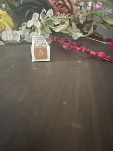 Huda Beauty GloWish Bright Light Hydrating Concealer "Extra Tan"-from Sephora - Picture 10 of 10