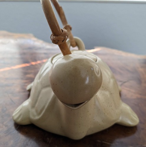 Turtle Modernist Ceramic Pottery Yellow Teapot Rattan Handle 7" Long x6.25" Wide - 第 4/12 張圖片
