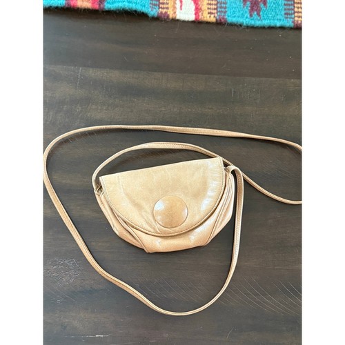 HOBO INTERNATIONAL | Big Button mini crossbody. Tan leather - Picture 3 of 18