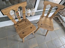 Bemalte alte Holzstühle mit Blumenmuster handgefertigt handgemacht