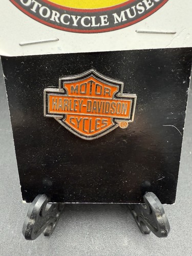 Harley Davidson Scudo Spilla Moto Smalto Arancione e Nero 1,25” Doppio Schienale - Foto 2 di 4