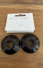 Nussbaumfarbene Heizkörperrohrabdeckungen 15 mm Massivholz Paar Abdeckungen