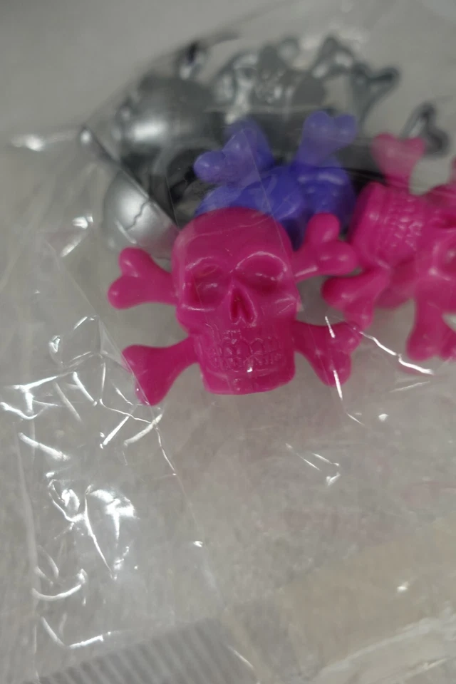 DecoPac Calavera y Huesos Cruzados Cupcake Anillos, 7 ct / Rosa / Morado / Gris Foto 3 de 4