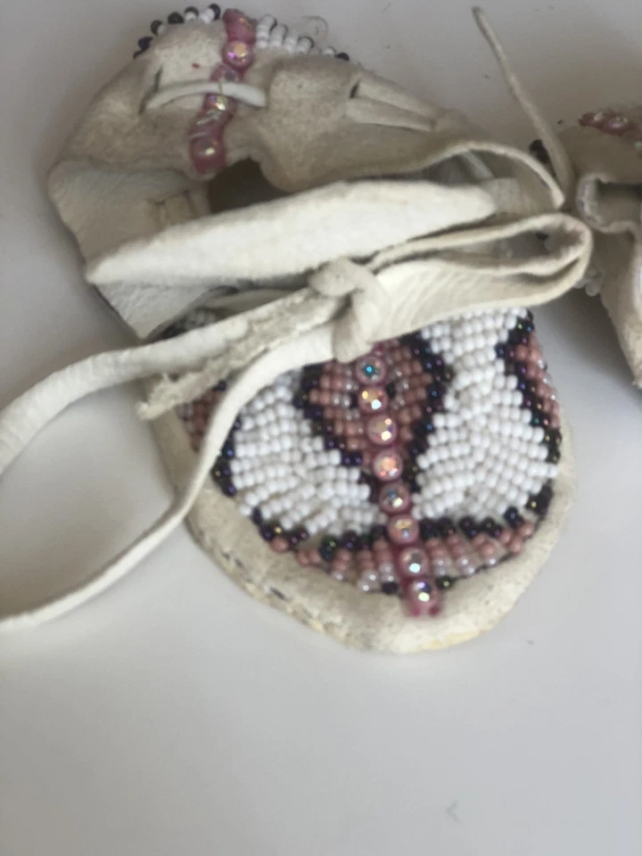 Mocasín de cuero con cuentas para bebé Foto 2 de 4