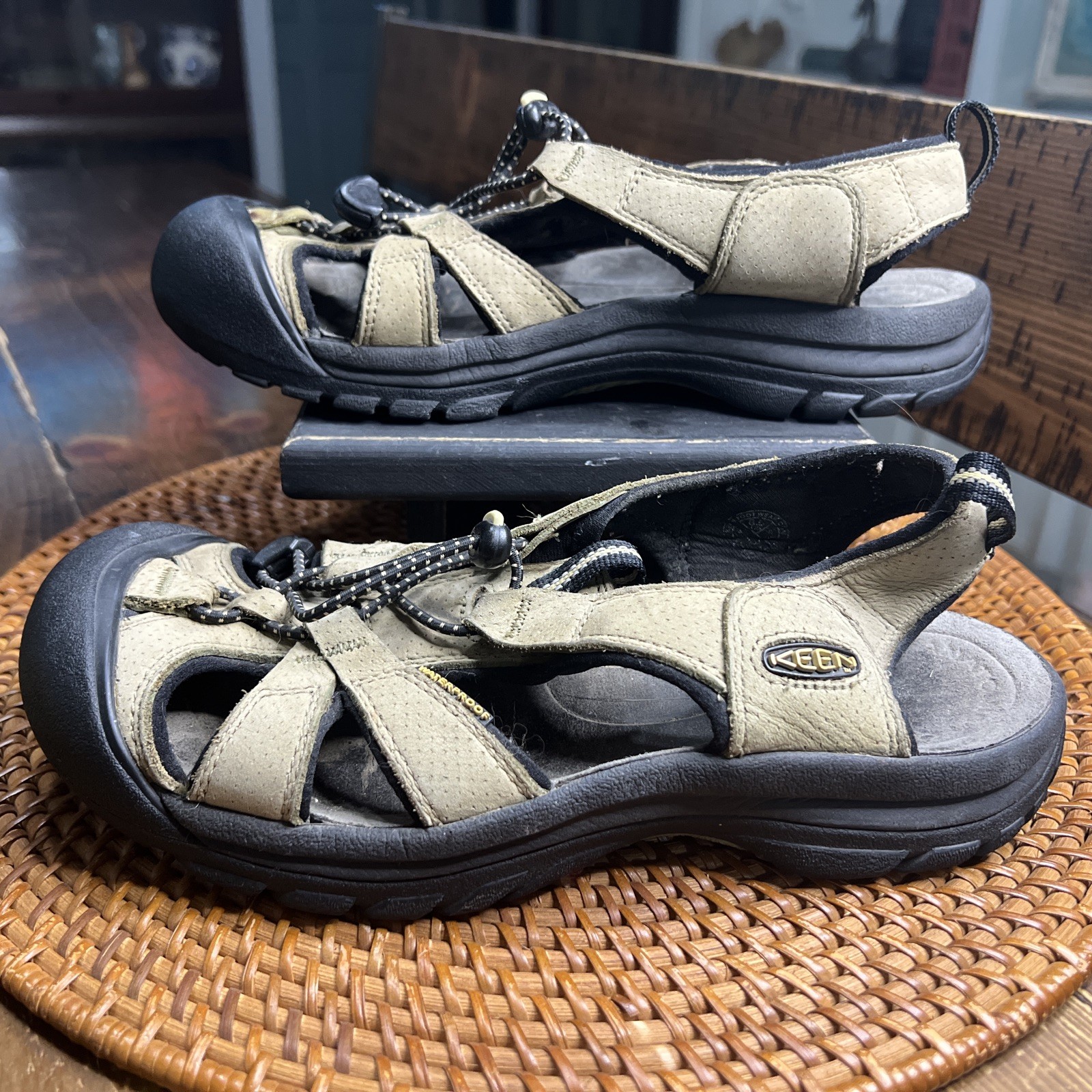 Sandali da trekking Keen Newport da donna taglia 8 5 in pelle verde impermeabile