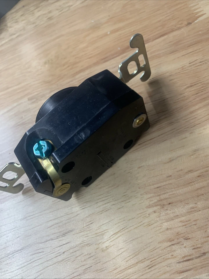 Legrand Pass & Seymour 4760 Turnlok Receptacle 15A 277VAC 2P 3W Grdg NEMA L7-15R - Image 4 of 4