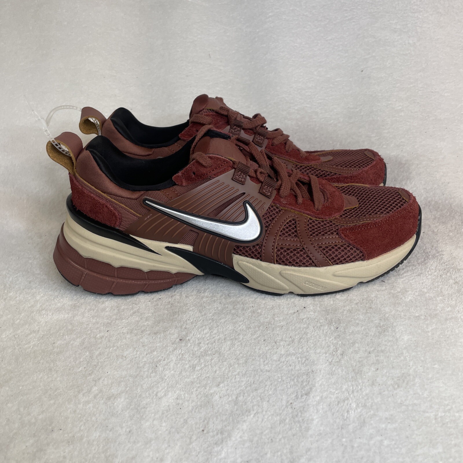 Scarpe da corsa Nike V2K FN6703 201 rosso seppia pony scuro nero donna taglia 10