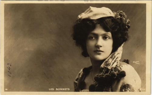 CPA Theaterstars Les Bonnets (527737)