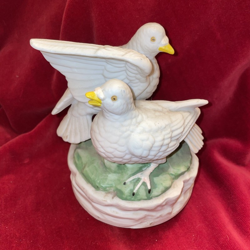 Tundra Imports Music Box White Doves Plays Theme from “Love Story” Vintage Japan