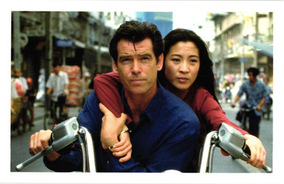 Postcard Pierce Brosnan & Michelle Yeoh James Bond 007 Film Tomorrow Never Dies