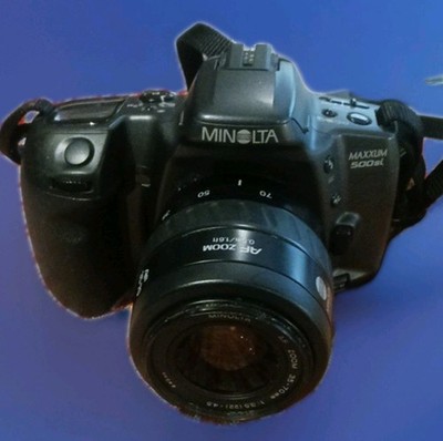 MINOLTA Maxxum 500si 35mm SLR Film Camera with 35-70mm f/3.5-4.5 AF Zoom
