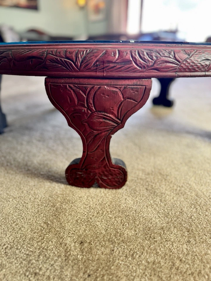 Mesa de té lacada bermellón tallada a mano, medallón floral alrededor del siglo XX. Foto 4 de 4