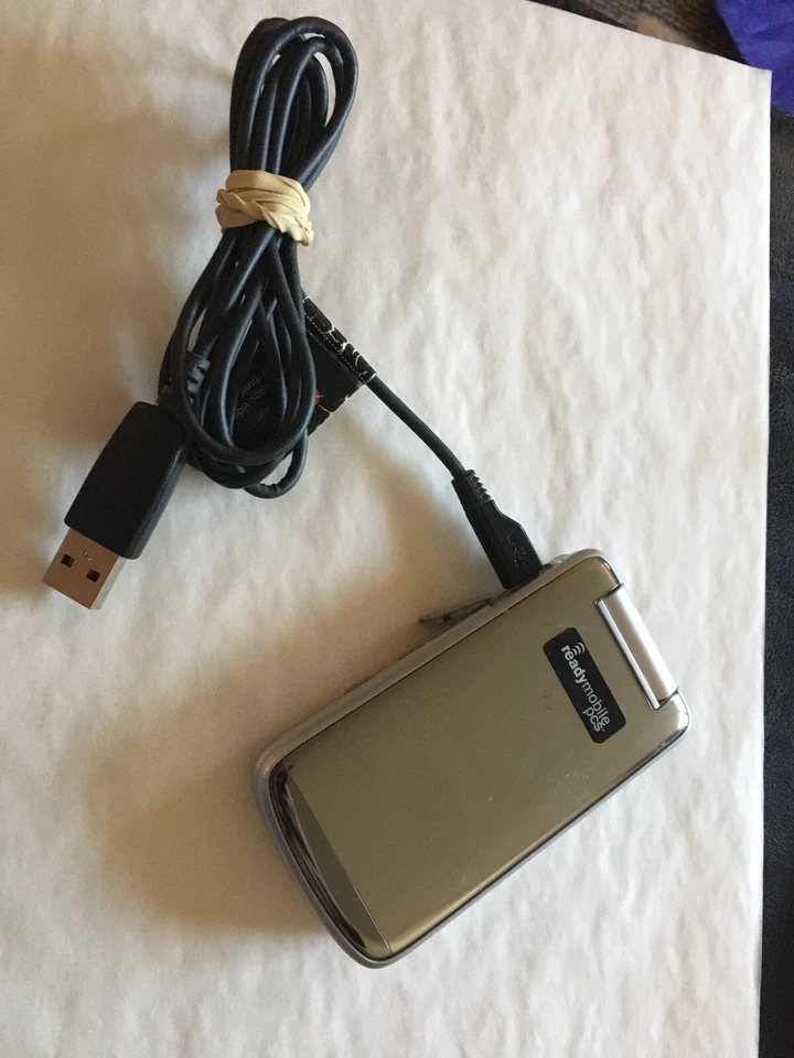 Lot Of 3 Cell Phones And Cell Phone Accessories HUGE BARGAIN!! - Image 2 of 4