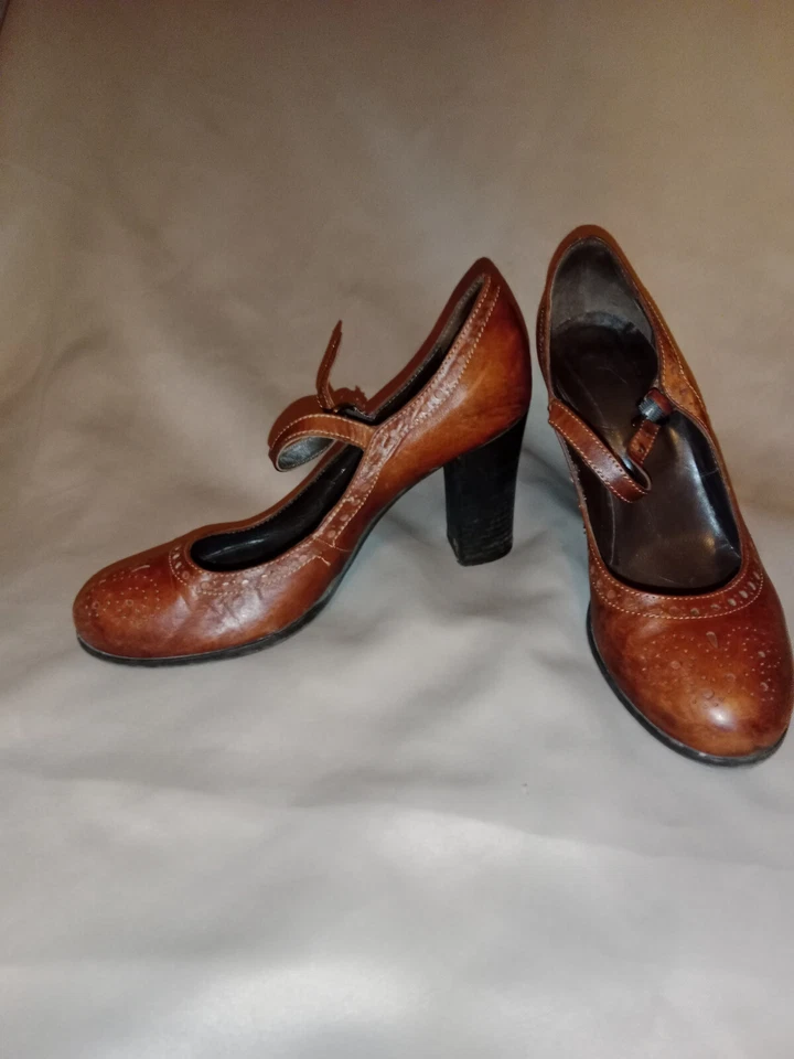 Chaussures escarpins babies à talon bride marron cuir motifs ajourés Minelli 39 - Photo 3/4