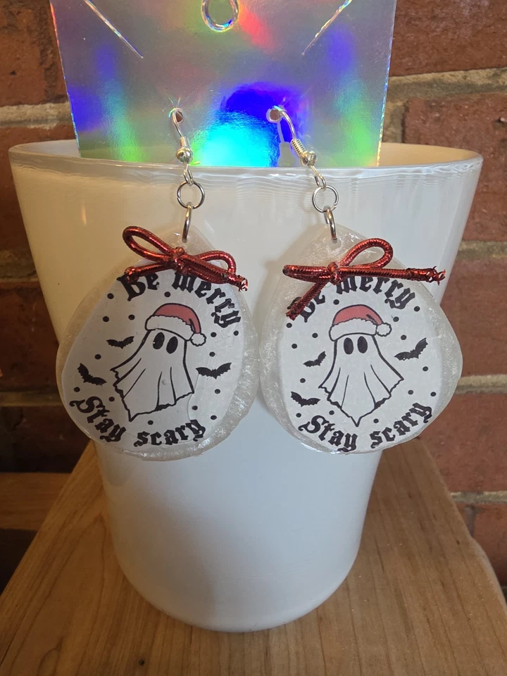 Pendientes de Navidad Be Merry Stay Scary de 2,5 pulgadas de largo de metal de acero inoxidable Foto 3 de 4