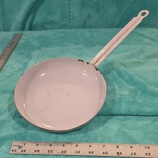 Antyczna francuska biała emaliowana stalowa patelnia ze złotym wykończeniem.  20cm okrągła długość