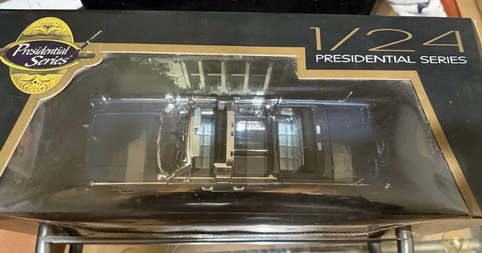 Road Signature Presidential Series 1961 Lincoln X-100 Kennedy Car 1:24 Scale - Image 2 of 4