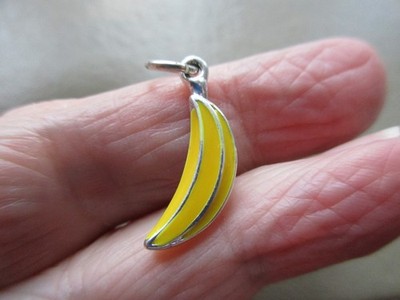 VINTAGE SILBERFARBEN EMAILLE NIEDLICH BANANE OBST ANHÄNGER CHARM ANHÄNGER HALSKETTE ARMBAND