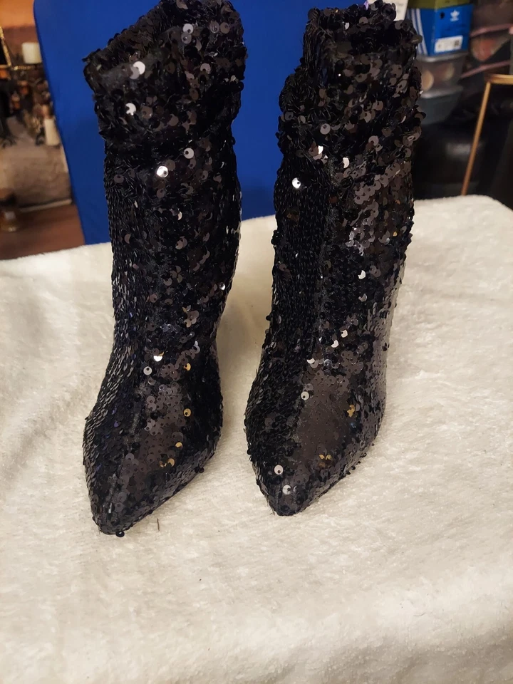 Liliana 黑色亮片面料细跟短靴 8M 码 — 第 4/4 张图片
