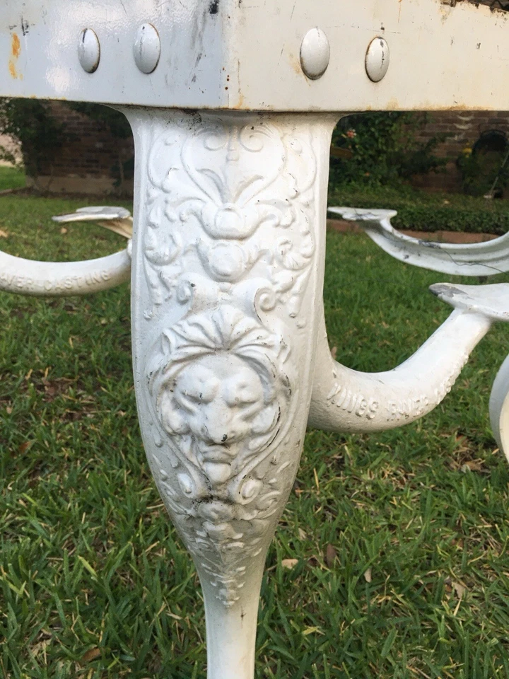 MESA DE HIERRO FUNDIDO VINTAGE DE PRINCIPIOS DEL SIGLO XX para heladería con asientos abatibles Foto 4 de 4