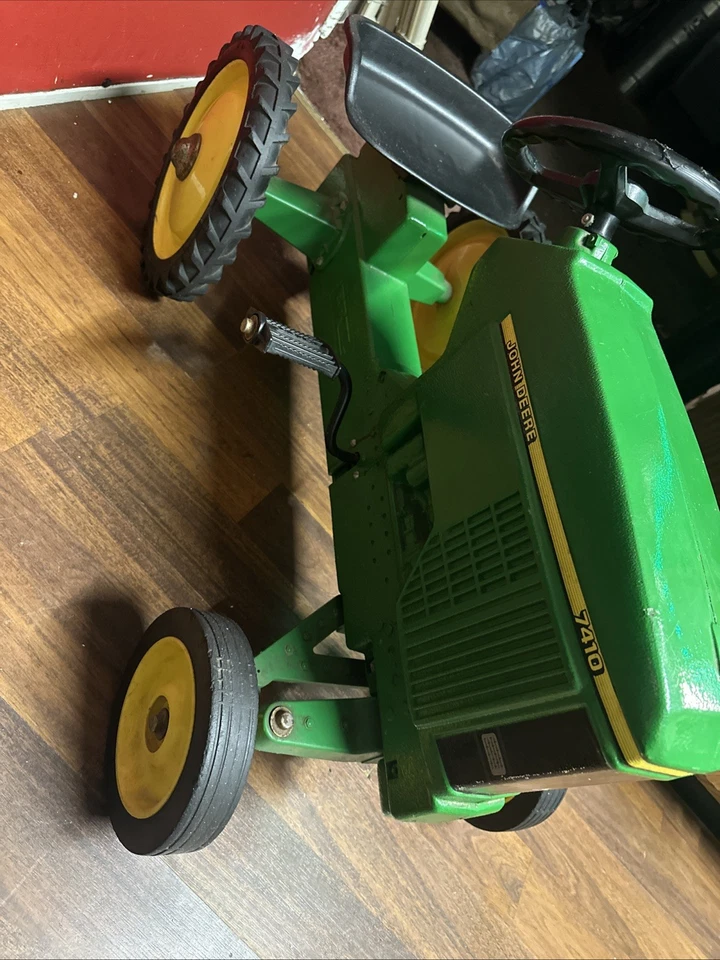 Vintage 7410 JOHN DEER ALL METAL Pedal Tractor In Excellent Condition  ￼ - Image 4 of 4