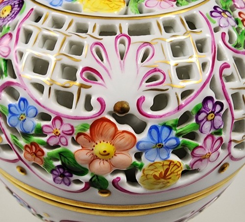 Large 6" Herend 6232 Reticulated Round Strawberry Candy Box w/ RARE Inner Shell - Picture 3 of 11