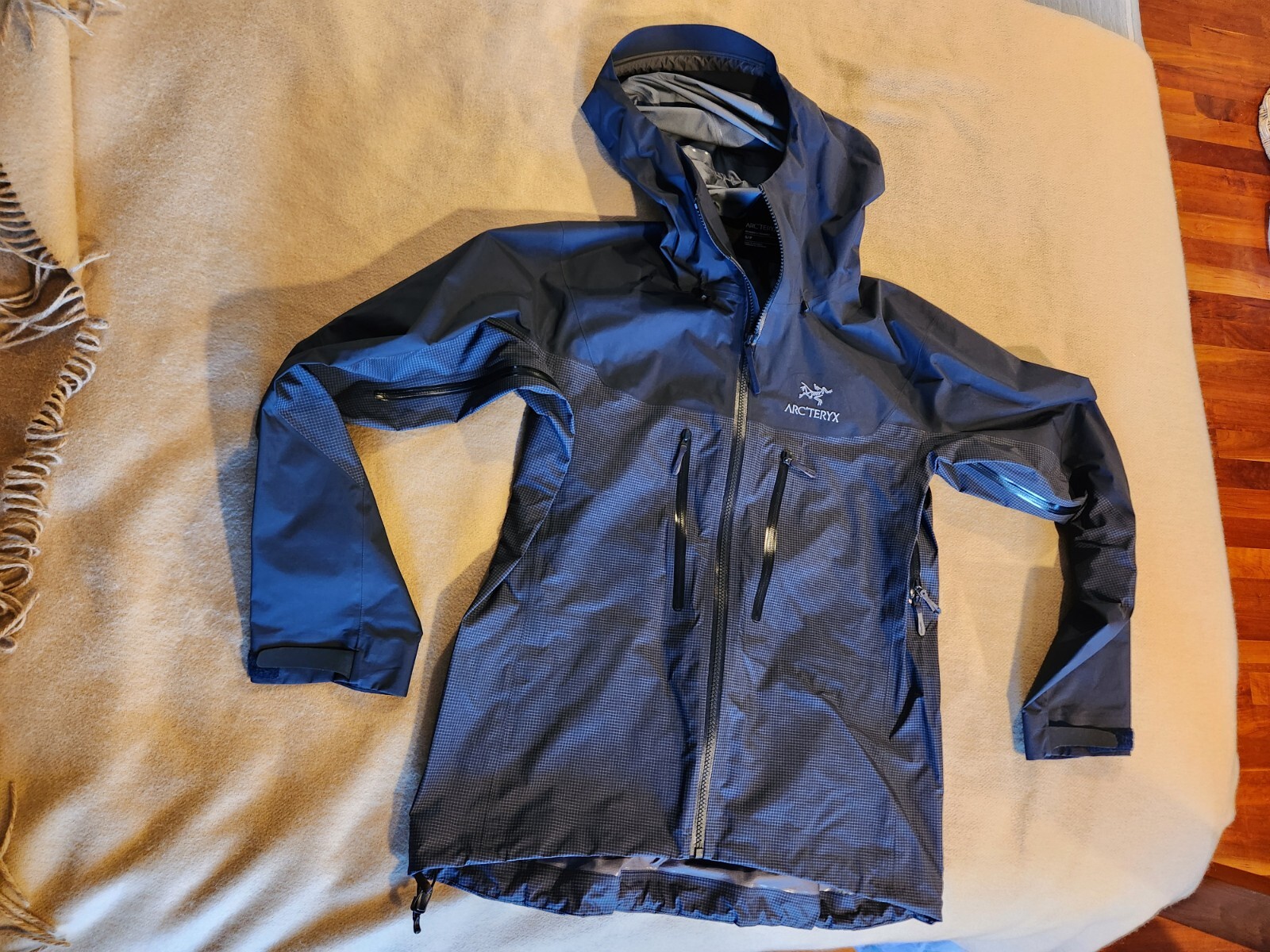 Arc'teryx Alpha Women's Small Jacket - Black Sapphire- GoreTex PRO