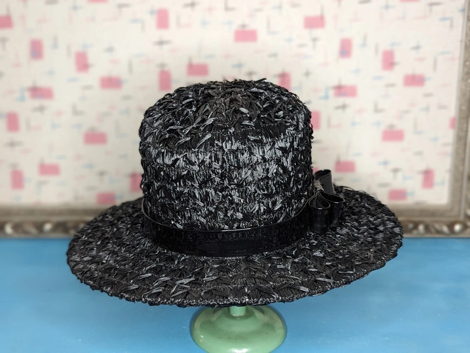Vintage Womans Straw Wide Brimmed Hat with Patent Leather Bow Sun Hat Black 1960 - Image 4 of 4