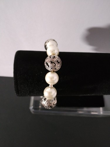 Bracelet Women's Faux White Pearls Silver Tone Beads Old World Money Style - Picture 2 of 4
