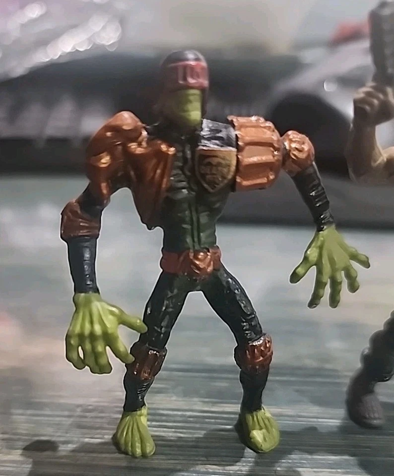 Lote de 2 mini figuras de acción de colección JUDGE DREDD de 2,5" Mattel 1995 Judge Death Foto 2 de 4