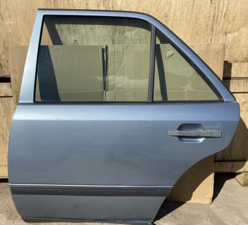 MERCEDES BENZ W124 PRE FACELIFT R/L DOOR (BABY BLUE) - Afbeelding 1 van 3