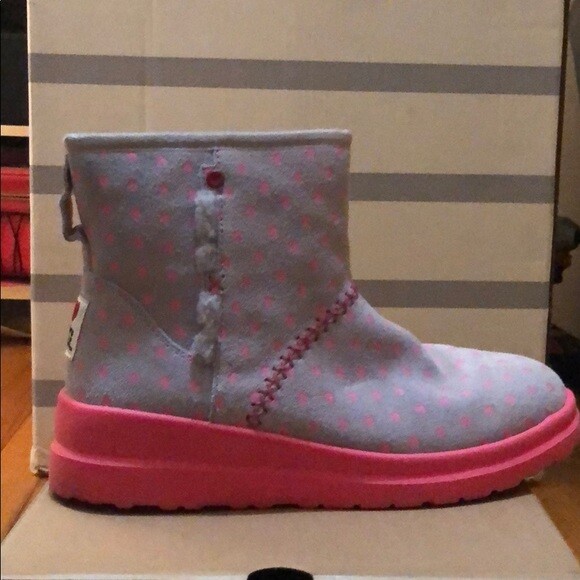$119 WOMENS UGG I HEART KISSES MINI HOT PINK HEARTS SUEDE GREY