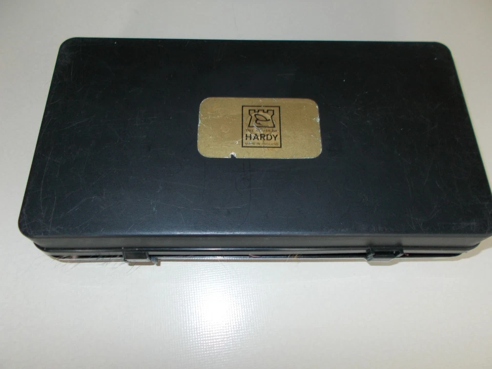 Original Hardy Kunststoff-Fliegenbox mit 16 ungefischten Hechtstreamer